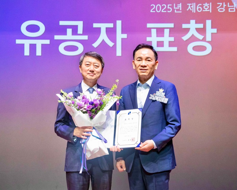 11일 서울 강남구 역삼문화센터에서 진행한 ‘제6회 강남복지포럼’에서 장호진 현대지에프홀딩스 사장(왼쪽), 조성명 강남구청장이 표창 수여식을 마치고 기념사진을 촬영하고 있다. /사진제공=현대백화점그룹