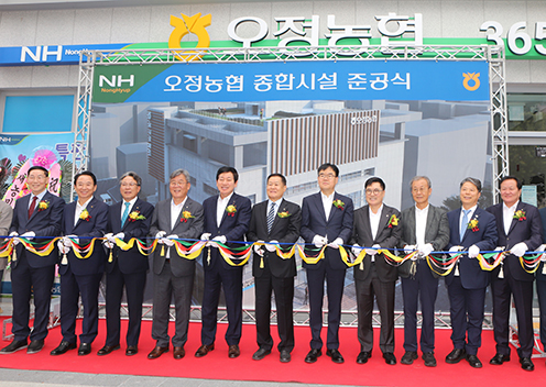 ▲ 사진 오른쪽 첫 번째 부천농협 이호준 조합장, 오른쪽 네 번째부터 김장섭 농협 부천 시지부장, 엄범식 농협 경기 총괄본부장, 조원호 오정농협 조합장.