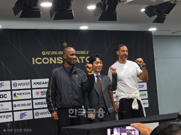 13일 진행된 넥슨 2025 아이콘매치 미디어데이에서 (왼쪽부터) 디디에 드로그바, 박정무 넥슨 사업부사장. 리오 퍼디난드가 기념사진을 촬영하고 있다. / 사진=김재훈 기자