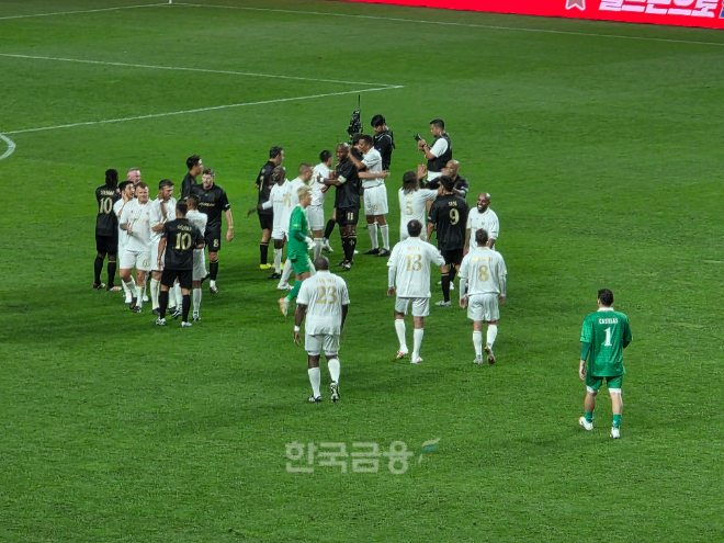 14일 넥슨 2025 아이콘매치 메인 경기 종료후 서로를 격려하고 있는 FC 스피어아 실드 유나이티드 선수들. / 사진=김재훈 기자