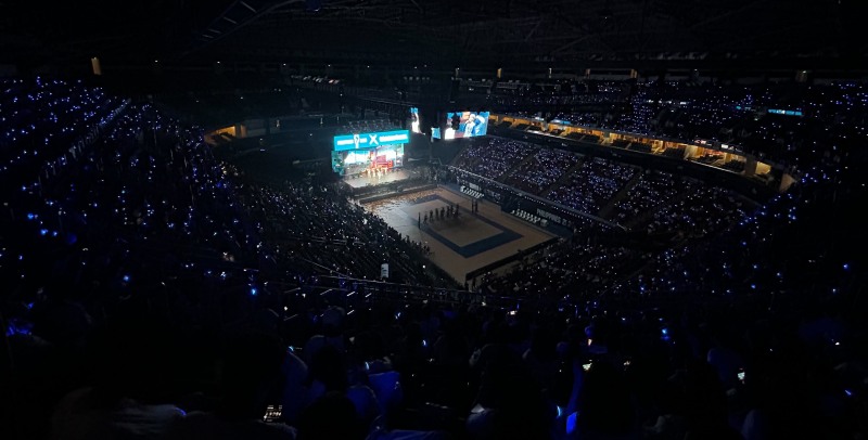 하이브의 자체 응원봉 기술이 탑재된 응원밴드 1만개가 '2025 세계남자배구선수권대회' 개막식에서 빛나고 있다. /사진제공=하이브