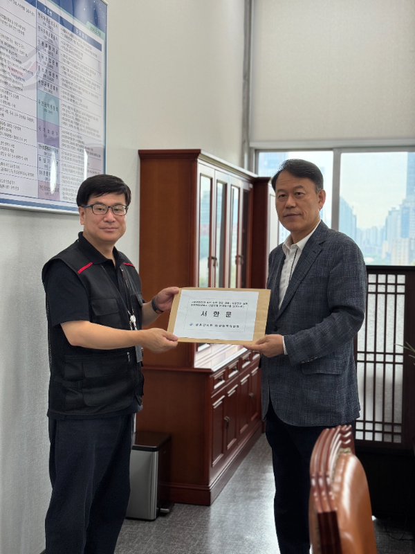 윤태완 금융감독원 비상대책위원장(왼쪽)이 15일 국회에서 윤한홍 국회 정무위원장(오른쪽)과 면담해 서한문을 전달하고 있다. / 사진출처= 금융감독원 비상대책위원회(2025.09.15)