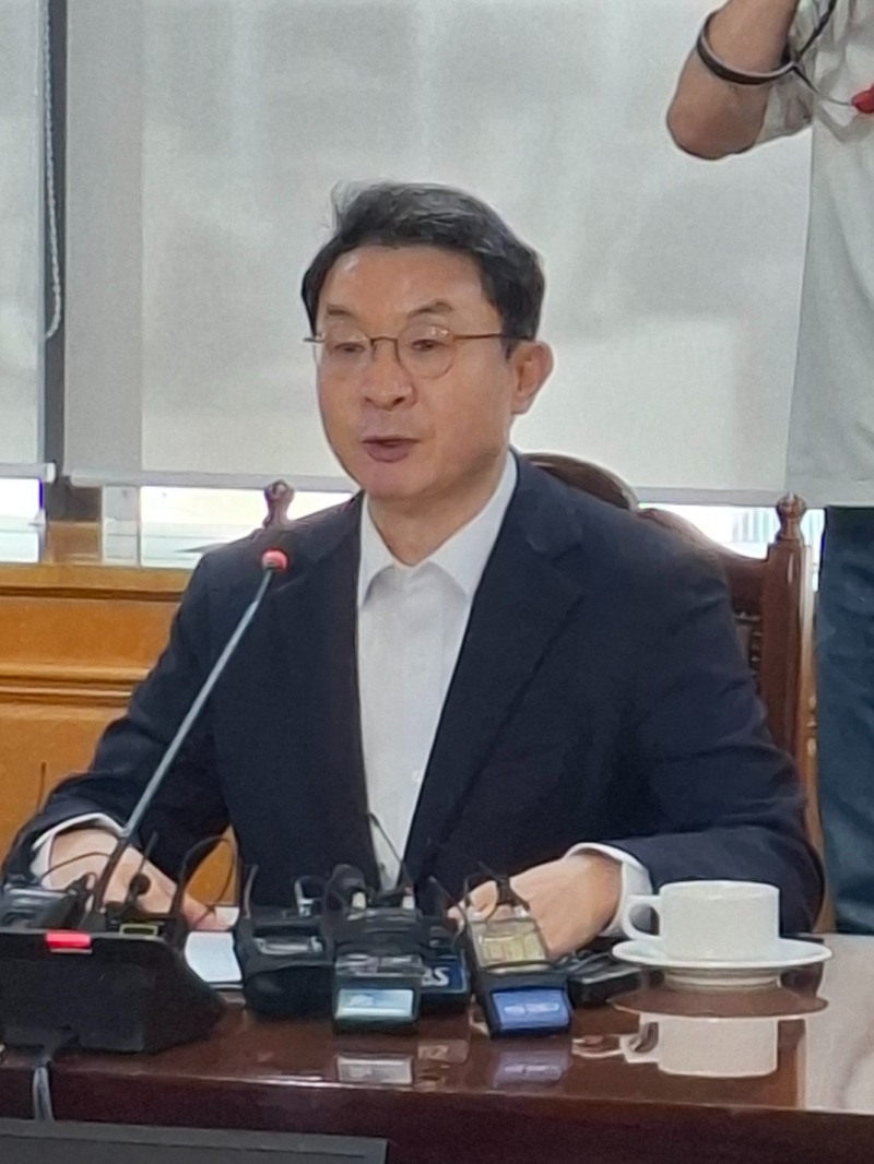 이억원 금융위원장이 15일 열린 금융지주 회장들과의 간담회 전 모두발언을 진행 중이다. / 사진=장호성 기자