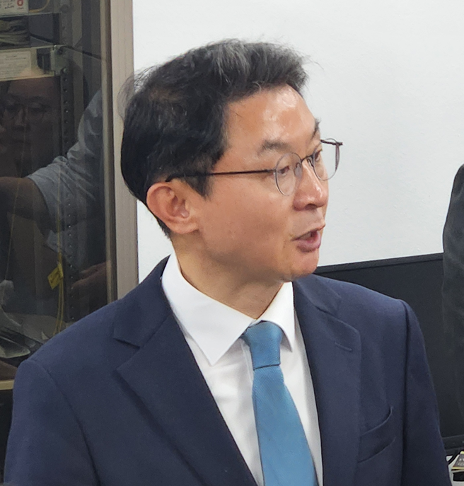 이억원 신임 금융위원장이 취임식 후 기자들과 만나 대화를 나누고 있다. / 사진 = 김성훈 기자