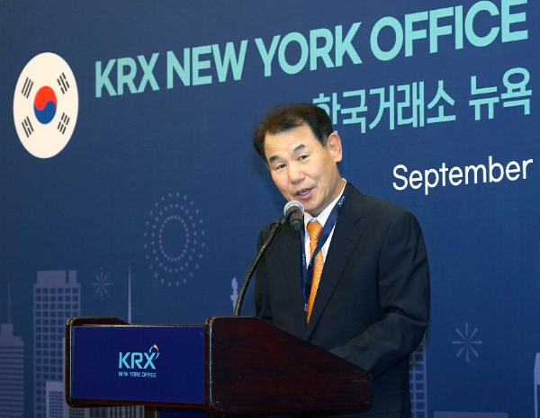 한국거래소는 15일(현지시각) 미국 뉴욕 맨하튼 Harvard Club에서 KRX 뉴욕사무소 개소식을 개최하였다. 개소식에서 정은보 한국거래소 이사장이 인삿말을 하고 있다. / 사진제공= 한국거래소(2025.09.16)