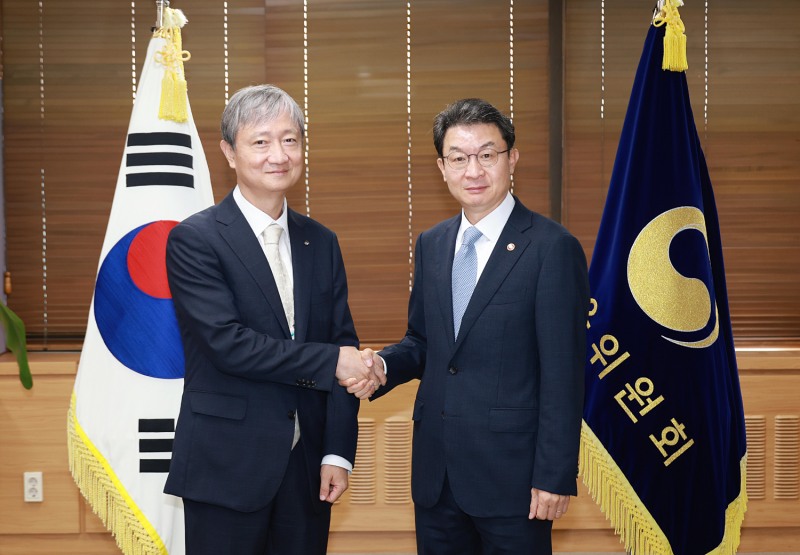 이찬진 금융감독원장(왼쪽)과 이억원 금융위원장 / 사진제공 = 금융위원회