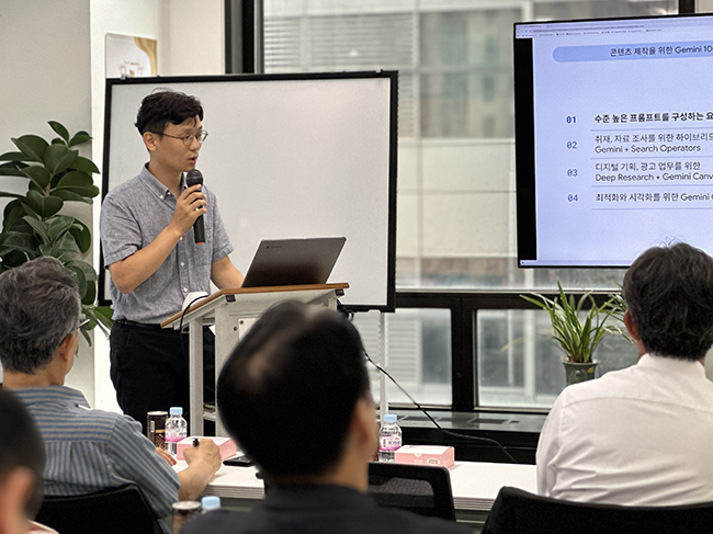 ▶ 16일 오후 3시 한국인터넷신문협회에서 개최한 "AI와 함께 일하는 법" 세미나에서 최영준 구글 뉴스랩 티칭펠로우가 강연하고 있다. (사진제공=한국인터넷신문협회)