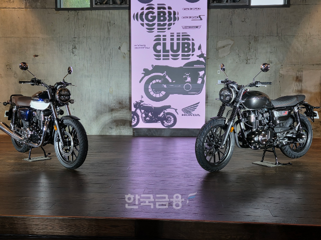 혼다코리아가 오는 19일 국내에 처음 출시하는 GB350(왼쪽)와 GB350S. / 사진=김재훈 기자