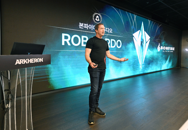 롭 팔도 본파이어 대표가 15일 진행된 미디어 행사에서 알케론에 대해 소개하고 있다. / 사진=드림에이지