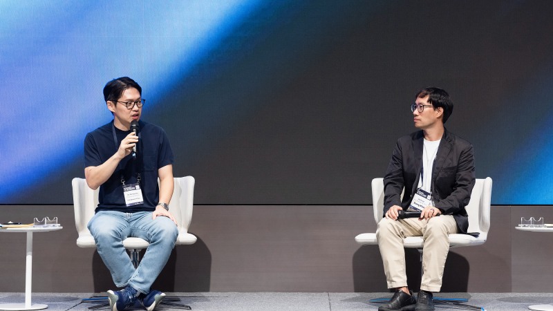 최성환 SK네트웍스 사업총괄 사장과 김성훈 업스테이지 대표가 ‘소버린 AI의 미래’를 주제로 대담을 진행하는 모습. / 사진=SK네트웍스