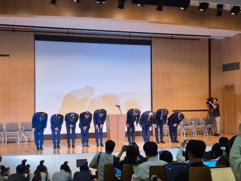 조좌진 롯데카드 대표와 임원진이 18일 열린 언론 브리핑에서 사과하고 있다. 사진=강은영 기자