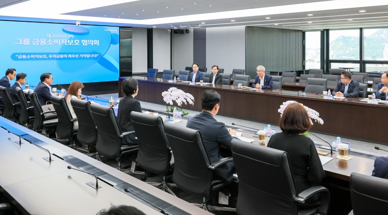 지난 19일 임종룡 우리금융 회장의 주재로 열린 그룹 금융소비자보호 협의회 / 사진제공=우리금융그룹