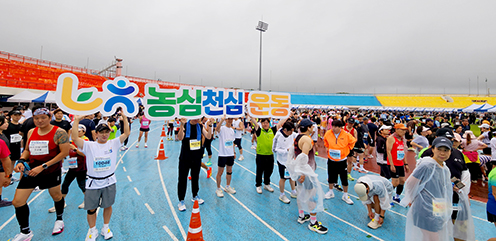 ▲ 지난 19일 열린 제25회 홍성마라톤대회에서 농협 직원들이 농심천심(農心天心)운동을 홍보하고 있다.