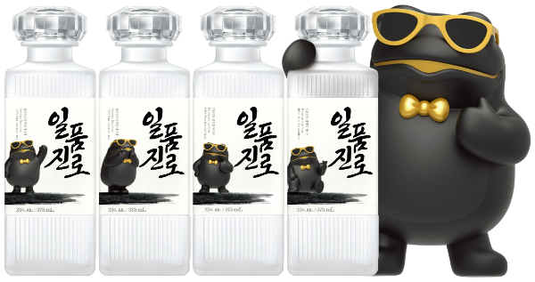 하이트진로(대표 김인규)는 증류식 소주 시장의 저변 확대를 위해 MZ세대 겨냥 ‘일품진로’ 마케팅을 강화한다고 23일 밝혔다. 한정판 제품과 현장 프로모션을 통해 소비자에게 새롭고 재미있는 음용 경험을 제공한다. /사진=하이트진로