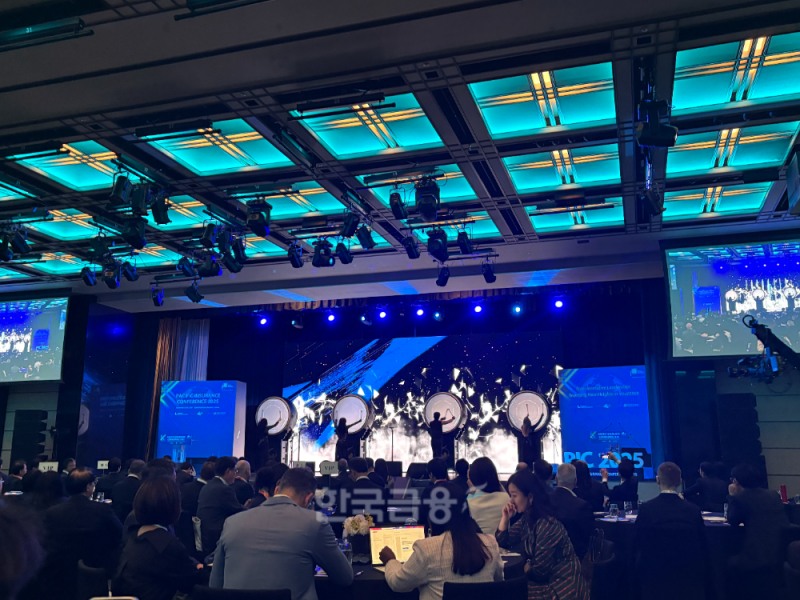 24일 그랜드 하얏트 호텔에서 열린 '2025 태평양보험콘퍼런스'에서 개막을 알리는 행사를 진행하고 있다./사진=전하경 기자