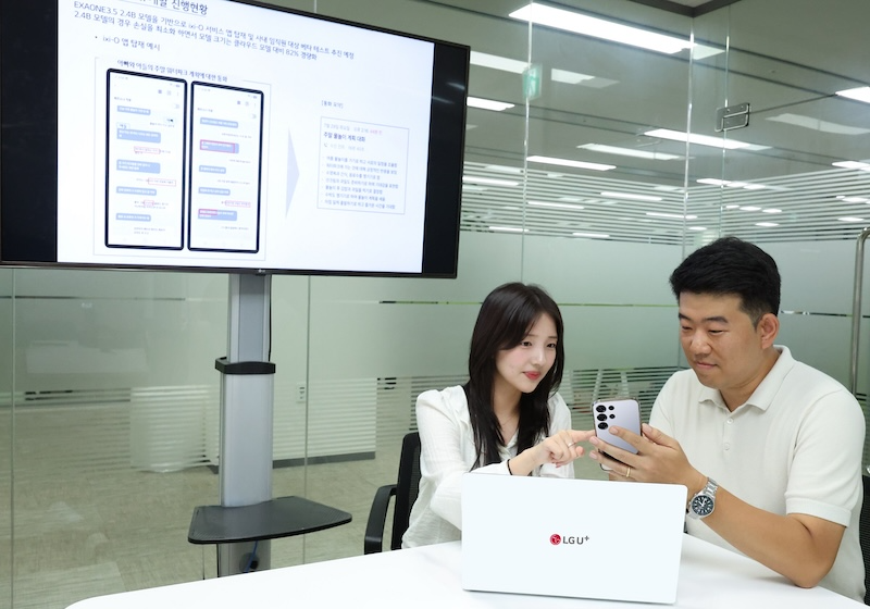 LG유플러스는 LG AI연구원, 옵트에이아이와 손잡고 거대언어모델(LLM) ‘엑사원 3.5’ 기반 온디바이스 소형언어모델(sLM)을 개발했다고 25일 밝혔다. 사진은 LG유플러스 직원이 개발한 온디바이스 sLM을 확인하는 모습. / 사진=LG유플러스