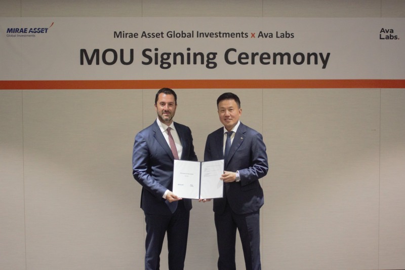 왼쪽부터 아바랩스 존 나하스(John Nahas) CBO, 미래에셋자산운용 혁신/글로벌경영 부문 대표 김영환 사장. / 사진제공= 미래에셋자산운용(2025.09.25)