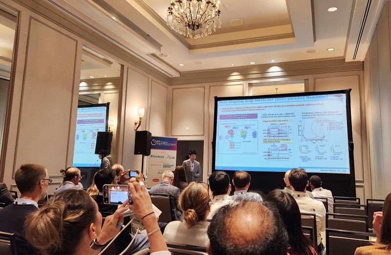 노영수 한미약품 ONCO임상팀 이사(사진 가운데)가 17일(현지시각) 미국 보스턴에서 열린제7회 RAS 표적 신약개발 국제학술대회에서 차세대 표적항암 혁신신약으로 개발 중인‘SOS1-KRAS 상호작용 저해제(HM101207)’의 연구 내용을 구연으로 발표하고 있다. /사진=한미약품
