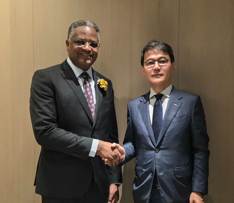 정영균 희림 회장(오른쪽)이 탄자니아 총리실 요나지(Jim James Yonazi) 상임차관과 악수하며 기념촬영을 하는 모습./사진제공=희림