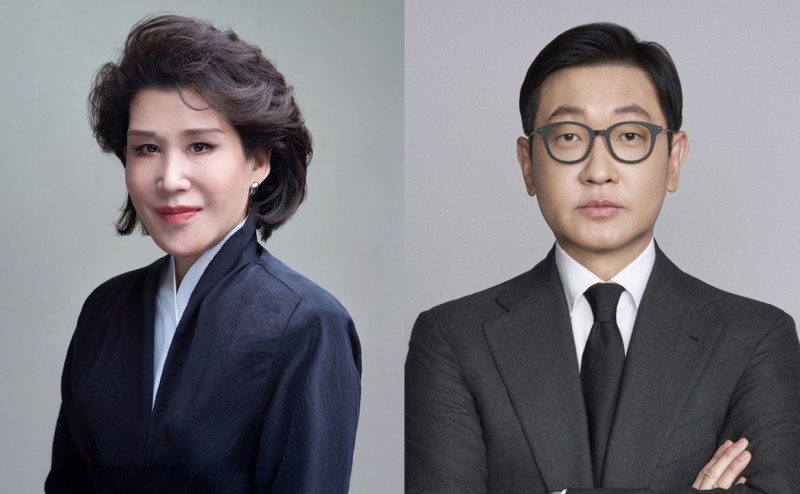 정유경 (주)신세계 회장(왼쪽), 문성욱 시그나이트·신세계라이브쇼핑 대표이사 사장. /사진제공=신세계그룹