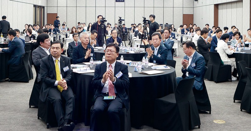 ▲ 한국금융신문은 9월 23일 서울 명동 은행연합회 국제회의실에서 ‘2024 한국금융투자포럼’을 개최했다. 이날 포럼에 참석한 이근주 핀테크산업협회 회장, 김성현 KB증권 대표, 윤창현 코스콤 사장, 홍성국 더불어민주당 국가경제자문회의 의장, 서유석 금융투자협회 회장, 허선호 미래에셋증권 대표이사 부회장(앞줄 가운데부터 시계방향) 등이 포럼 개회를 축하하고 있다.