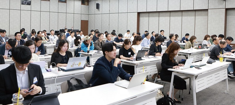 ▲ 한국금융신문 주최로 9월 23일 서울 명동 은행연합회 국제회의실에서 열린 ‘2024 한국금융투자포럼’ 참가자들이 발표자 강연을 경청하고 있다.