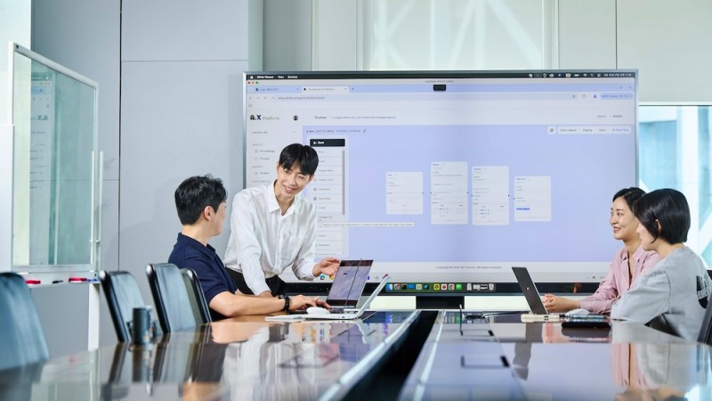 SK텔레콤은 SK AX와 공동 개발한 업무용 인공지능(AI) 에이전트 ‘에이닷 비즈’를 올 연말까지 SK그룹 25개 멤버사로 확산한다고 29일 밝혔다. 사진은 SK텔레콤 구성원들이 ‘에이닷 비즈’를 활용해 업무를 진행하고 있는 모습. / 사진=SK텔레콤