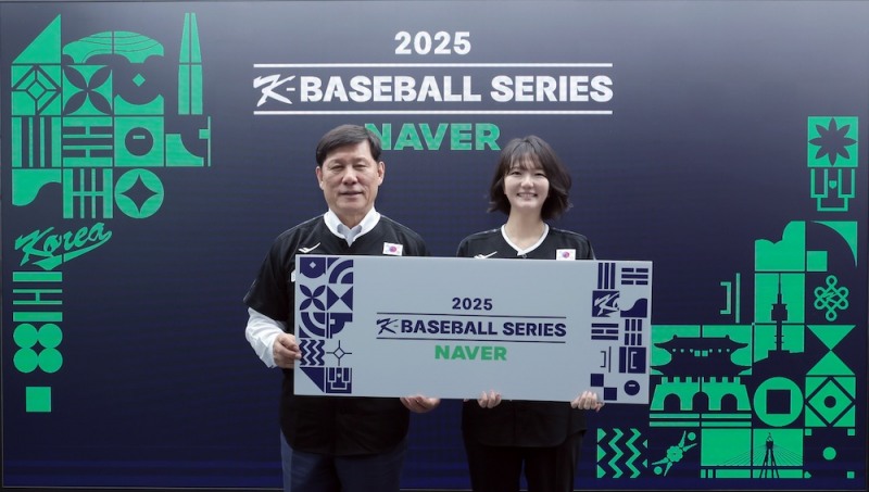 (왼쪽부터) 29일 서울시 강남구에 위치한 한국야구회관에서 허구연 KBO 총재, 최수연 네이버 대표가 ‘2025 네이버 K-베이스볼 시리즈(2025 NAVER K-BASEBALL SERIES)’ 프레젠팅 파트너 체결식을 진행했다. / 사진=네이버