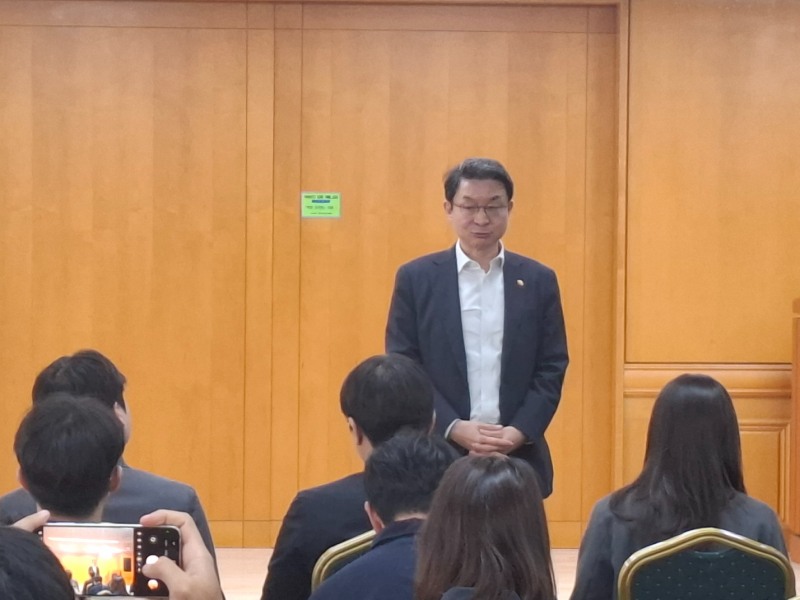 이억원 금융위원장이 29일 진행된 은행장 간담회 이후 이어진 백브리핑에서 기자들의 질문에 답하고 있다. / 사진=장호성 기자