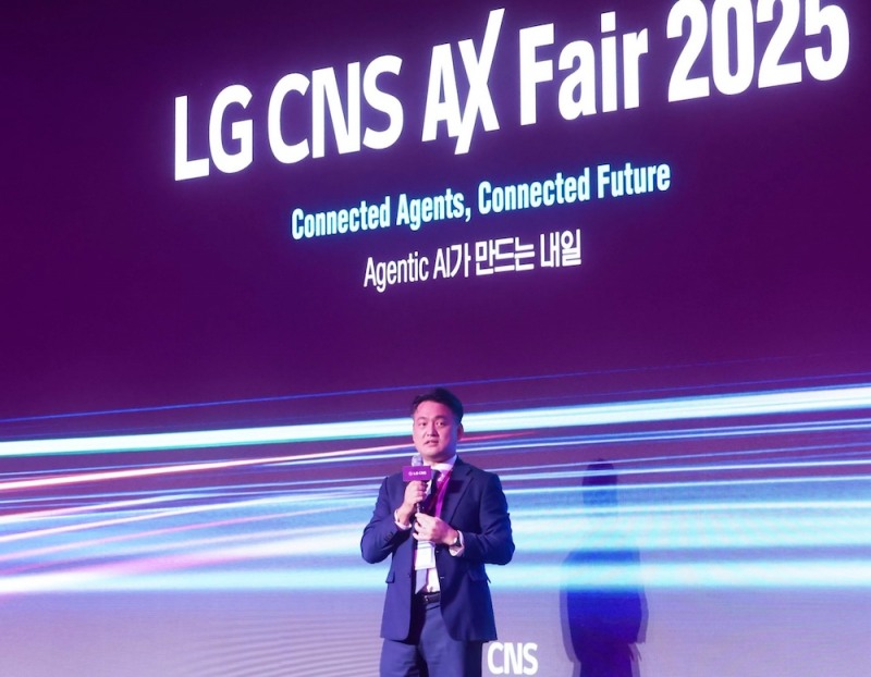 30일 여의도 콘래드호텔에서 열린 LG CNS 고객초청 행사 'AX페어 2025'에서 김태훈 LG CNS AI클라우드사업부장(전무)이 환영사를 하고 있는 모습. / 사진=LG CNS