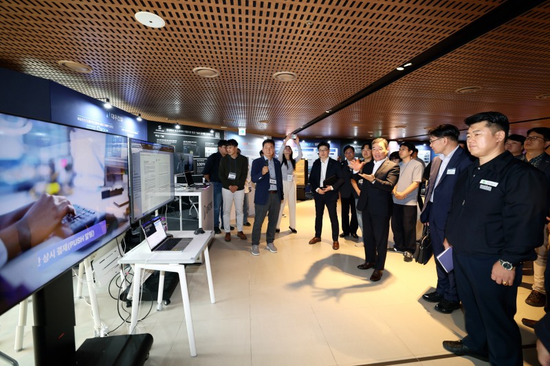 김보현 대우건설 사장이 지난달 30일에 개최된 ‘2025 스마트건설 포럼’ 전시장에 마련된 대우건설의 바로답AI 부스를 둘러보고 있다. /사진제공=대우건설