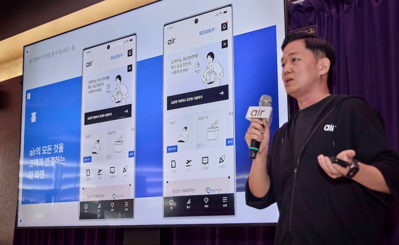 1일 서울 성수동 T팩토리에서 이윤행 SK텔레콤 air기획팀장이 자급제 전용 디지털 통신 서비스 ‘에어(air)’를 소개하고 있다. / 사진=SK텔레콤