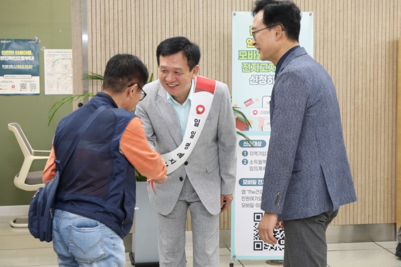 윤판오 중구의회 의장이 건강보험공단 중구지사에서 일일 명예지사장으로 민원응대를 하고 있다./사진제공=중구의회
