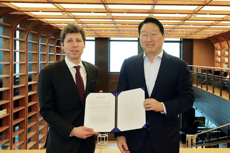 최태원 회장(오른쪽)과 샘 올트먼 오픈AI CEO(왼쪽) 등 양사 경영진들이 1일 서울 종로구 SK서린빌딩에서 메모리 공급 의향서(Memory Supply LOI)와 서남권 AI DC 협력에 관한 양해각서(MOU)를 체결했다. / 사진=SK