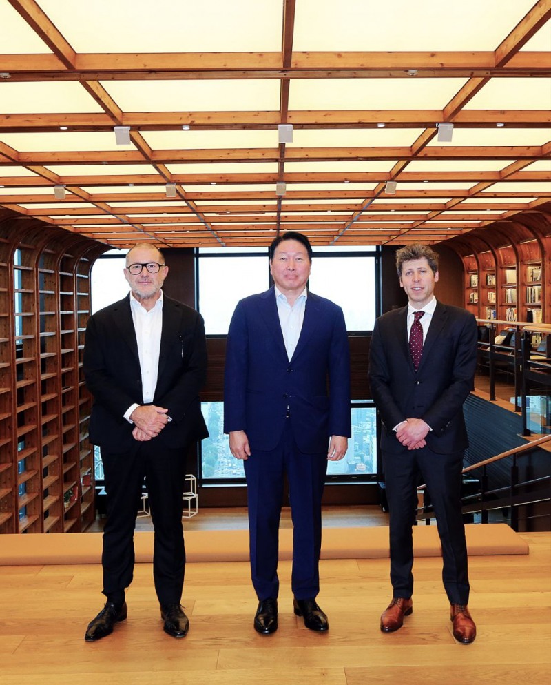 최태원 SK 그룹 회장(가운데)과 샘 올트먼 오픈AI CEO(오른쪽), 조나단 아이브 오픈AI 크리에이티브 헤드(왼쪽)가 1일 서울 종로구 SK서린빌딩에서 기념 촬영을 하고 있다. / 사진=SK