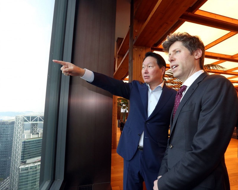 최태원 회장(오른쪽)과 샘 올트먼 오픈AI CEO(왼쪽)가 1일 서울 종로구 SK서린빌딩에서 창밖을 보며 환담을 하고 있다. / 사진=SK