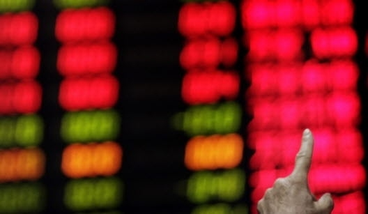 사상 처음, 코스피가 장중 3,500선을 돌파하면서 증권업계가 발 빠른 전략 조정에 나서고 있다. 일부 증권사는 리테일 고객 확보를 위한 수수료 인하와 모바일트레이딩시스템(MTS) 개편에 돌입했고, 해외 랩어카운트 서비스나 환전 사업으로까지 사업 확장을 꾀하며 ‘수익 다변화’에 속도를 내고 있다. 사진=한국금융신문DB