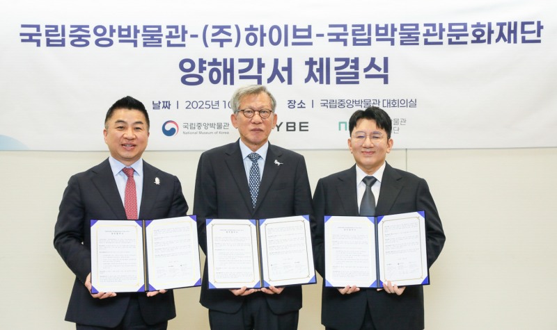 정용석 국립박물관문화재단 사장(왼쪽), 유홍준 국립중앙박물관장(가운데), 방시혁 하이브 의장이 2일 국립중앙박물관에서 진행된 하이브·국립중앙박물관·국립박물관문화재단 양해각서 체결식에서 기념촬영을 하고 있다. /사진제공=하이브
