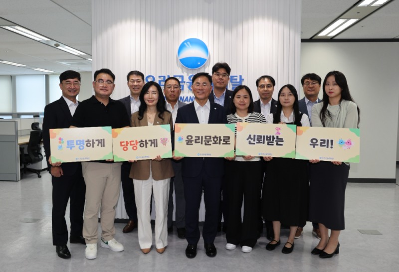 기동호 우리금융캐피탈 대표(앞줄 왼쪽 네번째)가 지난 22일 대전센터에서 간담회를 진행하고 직원들과 버킷챌린지에 참여하고 있다.(2025.09.22.)./사진제공=우리금융캐피탈