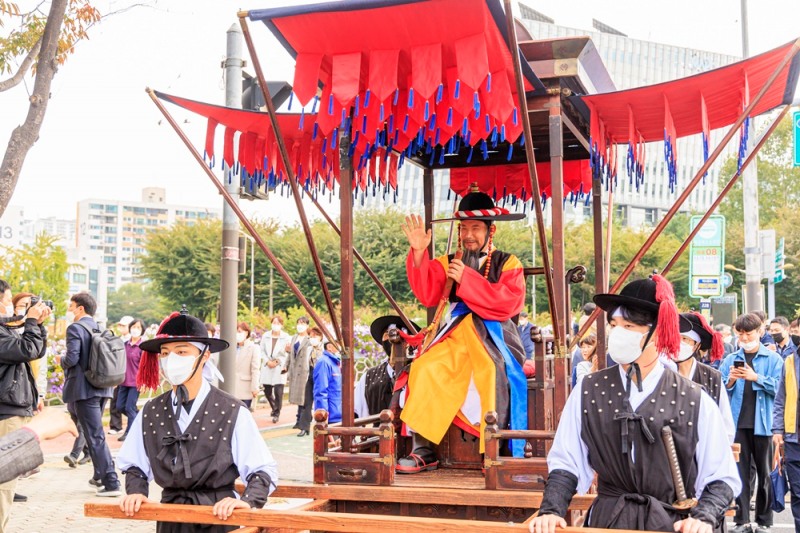 박강수 마포구청장이 마포나루 새우젓축제에서 사또 분장으로 행차 퍼레이드를 하는 모습./사진제공=마포구
