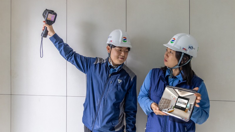 GS건설이 개발한 ‘하자 예방 플랫폼’을 활용해 시공중인 현장 직원에게 주요 하자 유형에 대해 설명하는 모습./사진제공=GS건설