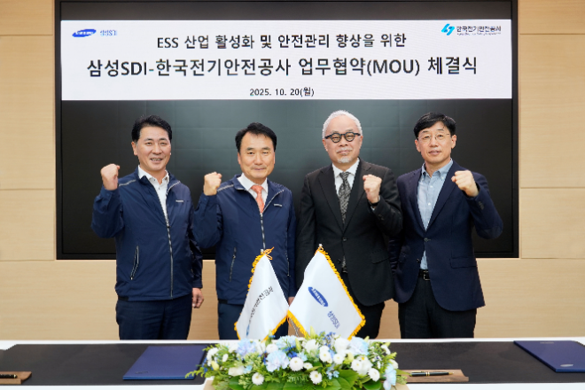 20일 삼성SDI 기흥사업장에서 열린 'ESS 등 배터리 관련 산업 발전을 위한 업무협약'에서 최주선 삼성SDI 대표이사 사장과 남화영 한국전기안전공사 사장이 기념 사진을 찍고있다. 사진 왼쪽부터 김성주 전기안전공사 기술이사, 남화영 전기안전공사 대표이사 사장, 최주선 삼성SDI 대표이사 사장, 박진 삼성SDI 중대형사업부장 부사장. / 사진=삼성SDI