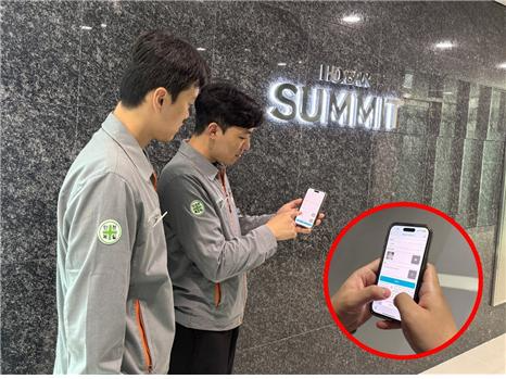 호반써밋 현장 직원들이 'AI 채커'를 활용해 점검하고 있다./사진제공=호반그룹