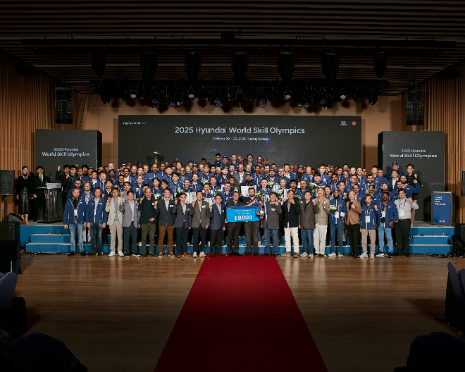 제15회 월드스킬올림픽 참가자들이 시상식 이후 단체사진을 촬영하는 모습. / 사진=현대차