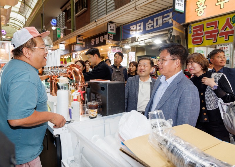 박강수 마포구청장이 망원비어 페스타가 열린 망원시장에서 상인들과 소통하는 모습./사진제공=마포구