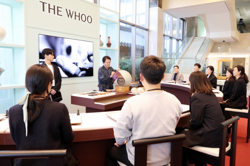 ‘더후 아트 헤리티지 라운지’ 자개 공예 클래스./사진제공=LG생활건강