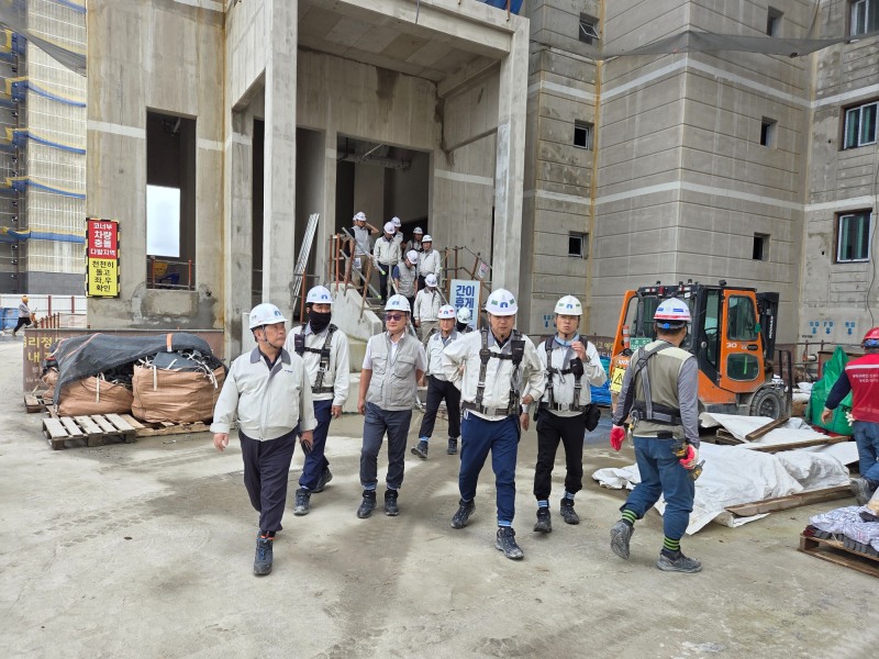 인천 검단지구 AB20-2블록 공사현장에서 안전·품질 합동점검을 진행하는 모습./사진제공=중흥그룹