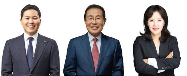 (왼쪽부터) 윤상현 콜마홀딩스 부회장, 윤동한 콜마홀딩스 회장, 윤여원 콜마비앤에이치 대표. /사진=콜마홀딩스