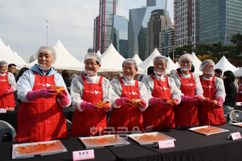 금융투자협회는 29일 오전 11시 여의도공원에서 금투업계 및 증권유관기관과 공동으로 제15회 '사랑의 김치 페어'를 개최했다. 왼쪽부터 NH투자증권 윤병운 대표, 영등포구청 최호권 구청장, 금융투자협회 서유석 회장, 초록우산어린이재단 황영기 회장, 한국예탁결제원 이순호 사장, 한국증권금융 김정각 사장. / 사진= 한국금융신문(2025.10.29)