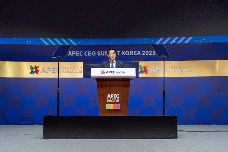 오경석 두나무 대표가 29일 경주예술의전당 화랑홀에서 열린 ‘APEC CEO 서밋 코리아 2025’에서 ‘통화와 글로벌 금융시장의 미래’를 주제로 기조연설을 하고 있다. / 사진제공= 두나무(2025.10.29)